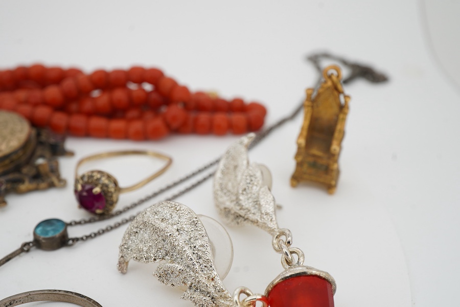 A group of jewels and accessories including a Georgian silver vinaigrette, length 2.2cm, British hallmarks for silver, date letter X for 1795 or 1821; a coral bead necklace, length 39cm; a coral and marcasite ring and pa